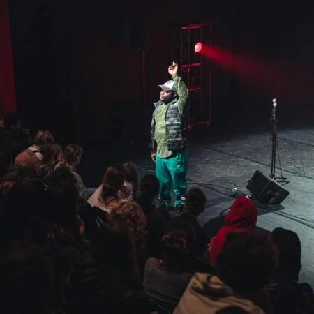 Kwame Afriyie tijdens optreden in theaterzaal