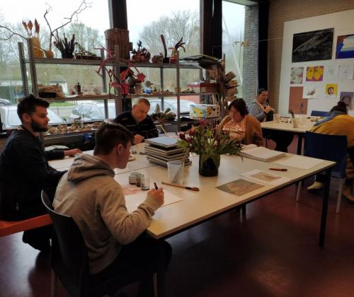 Leerlingen in Atelier Markant aan het werk met verschillende technieken