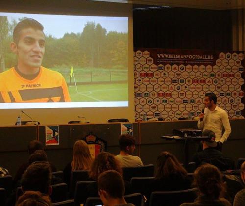 &#039;Iedereen op het veld&#039; Integratie van vluchtelingen &amp; asielzoekers via voetbal. Goede praktijken uit het werkveld